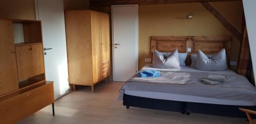 皮尔纳Ferienwohnung Salamander的一间卧室配有带白色床单和枕头的床。