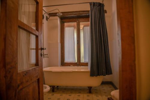 圣哈维尔Posada Rural La Matilde的带浴缸的浴室和窗户。