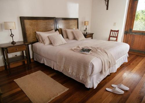 圣哈维尔Posada Rural La Matilde的一间卧室配有一张带一双鞋的大床