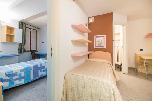 梅尔戈佐Casa Anita的卧室配有一张床和一张桌子