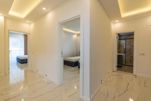 卡斯TAYLA SUİT的带走廊、两张床和镜子的客房