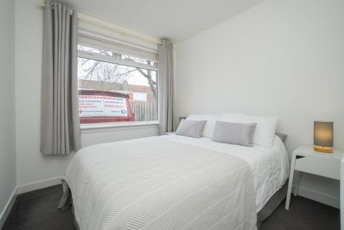 阿伯丁Dwellcome Home Ltd 5 Bed 2 and half Bath Aberdeen House - see our site for assurance的白色的卧室设有白色的床和窗户。
