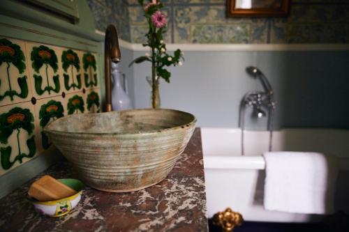 HvalbaHeima í Stovu的一个带水槽的台面上碗的浴室