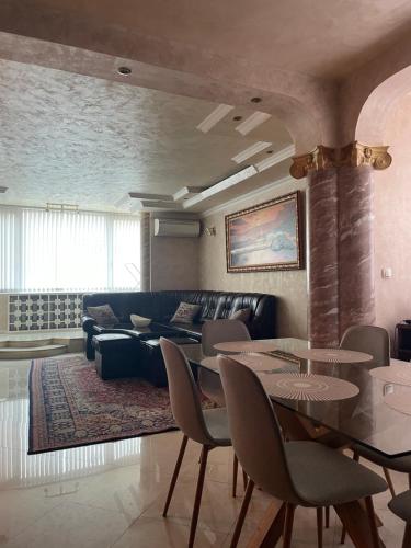 斯莫梁Apart 47的客厅配有沙发和桌椅