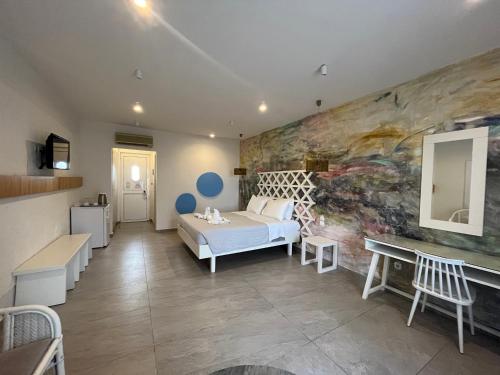 蒂加基伊琳娜海滩公寓式酒店的一间卧室设有一张床和一面墙