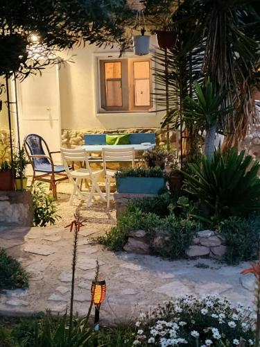 兰佩杜萨Cala Creta的庭院里配有桌椅