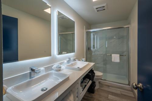 班敦Bandon Inn的白色的浴室设有水槽和淋浴。