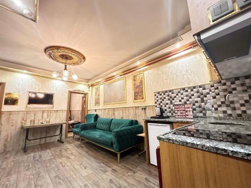 伊斯坦布尔Maranda Suit Hotel的客厅配有绿色椅子和沙发