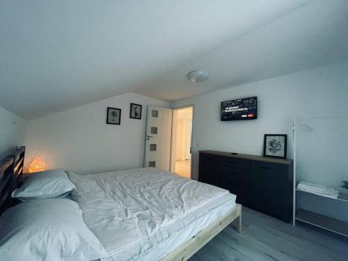 BerteaViiLa TO的卧室配有白色的床、梳妆台和窗户。