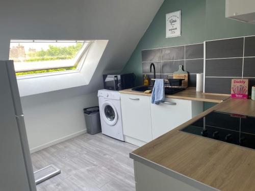 加来Appartement Calais Nord的一间厨房,在房间内配有洗衣机和烘干机