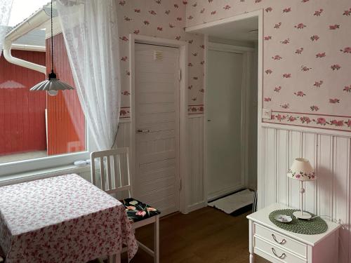 玛丽港Strandbergs Stugor的小房间设有床、桌子和镜子