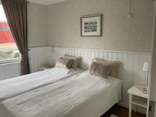 玛丽港Strandbergs Stugor的卧室配有白色的床和窗户。