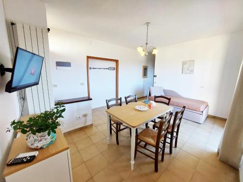 拉科纳Mini Appartamenti Elba的客厅设有餐桌和沙发