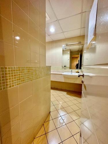 迪拜Master bedroom attach toilet的一间带水槽和镜子的浴室