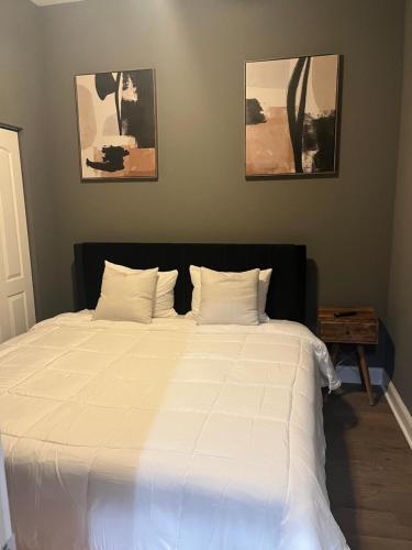 芝加哥Rustic Mix的一间卧室配有一张带白色床单的大床