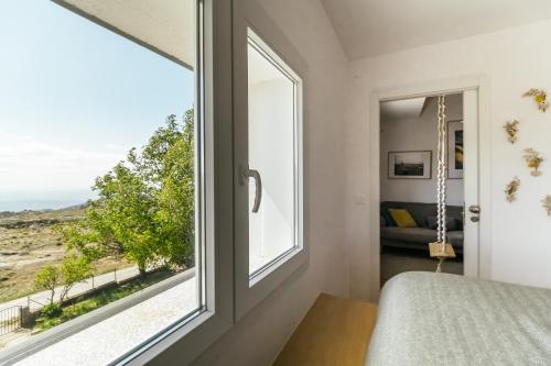 Cortes do MeioCasa do Baloiço的一间卧室设有窗户,享有沙漠美景
