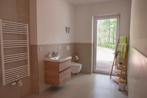 布尔格Vierseitenhof Appartements的一间带水槽和卫生间的浴室以及窗户。