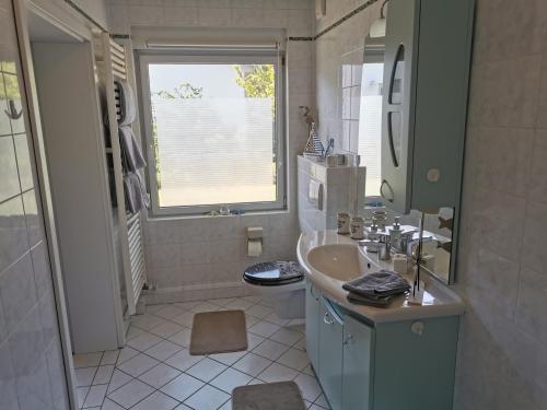 马尔肖Ferienwohnung Emmi的白色的浴室设有水槽和卫生间。