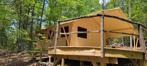 勒诺Private place for rest in the forest Tent 1 Forrest Cump的树林里正在建树屋