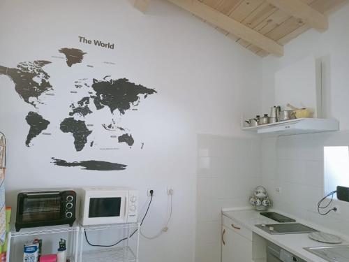 Pedrosa del ReyWilly Fogg的厨房墙上挂着世界地图