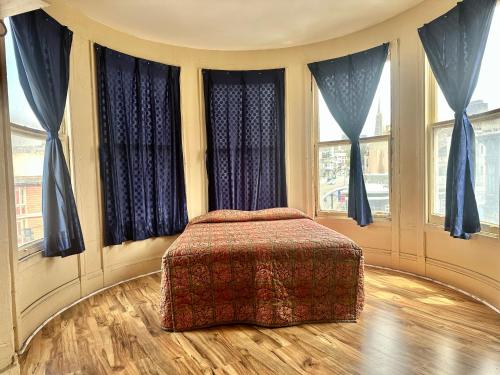旧金山恩特拉酒店的一间设有床铺的卧室,位于带窗户的房间内