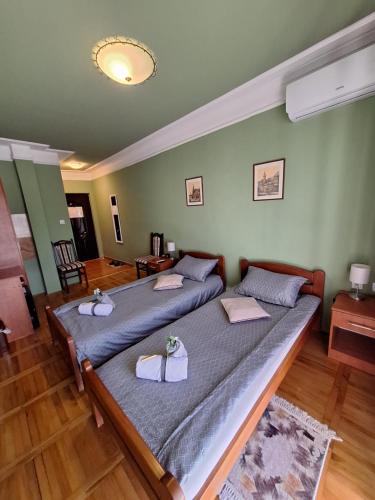 诺维萨德Guest House Villa Lord的一间卧室配有两张带毛巾的床