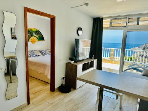 阿马多雷斯AMADORES BALCONY - WITH OCEAN VIEW.的一间卧室配有一张床,享有海景