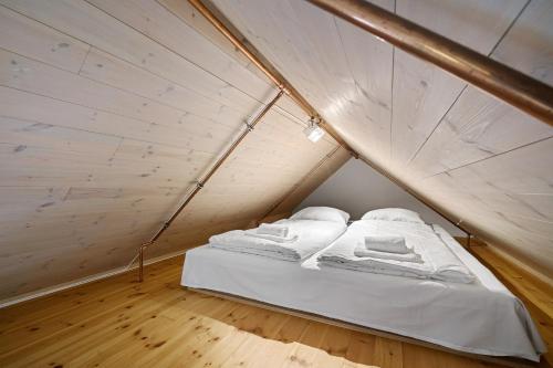 斯塔万格Charming Rooftop Apartment in Heart of Stavanger的一间小帐篷内带两张床的卧室