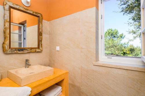 米尔芳提斯城哥塔鲁尔旅游乡村民宿的一间带水槽和镜子的浴室