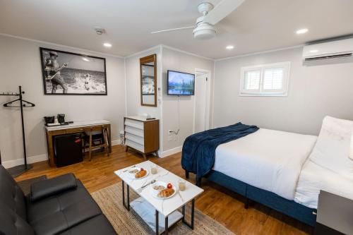 汉普顿贝斯海景露台酒店的一间卧室配有一张床、一张沙发和一张桌子