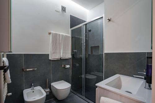 西尔米奥奈Lakeview Apartment Primea的带淋浴、卫生间和盥洗盆的浴室