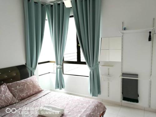 艾尔克如KNM Homestay Melaka的一间卧室配有绿色窗帘、一张床和窗户