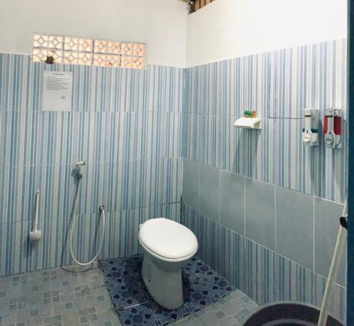 武吉丁宜江东希拉廊民宿的一间带卫生间和淋浴的浴室