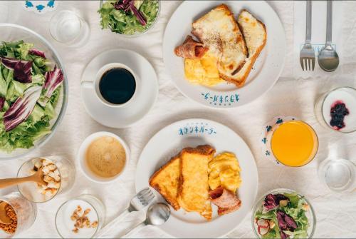 奈良Henn na Hotel Nara的餐桌,带早餐盘和沙拉