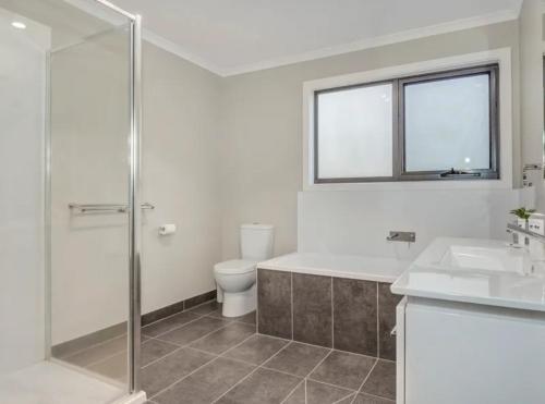 默立基Sawmill Chalet的带淋浴、卫生间和盥洗盆的浴室