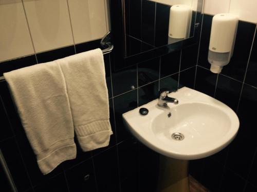 吉拉索尔酒店的一间浴室