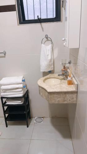 ClorindaRoli的浴室配有盥洗盆、镜子和毛巾