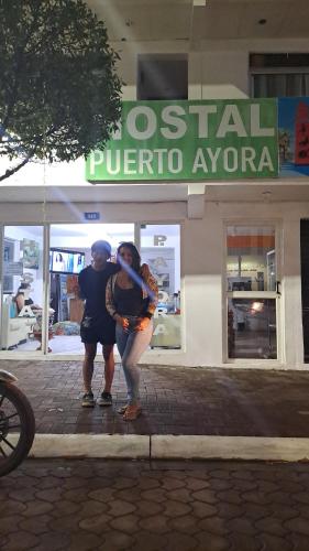 阿约拉港Puerto Ayora Island的站在商店前的男人和女人