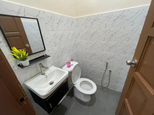 哥打巴鲁King's Cottage Homestay Kubang Kerian的浴室配有白色卫生间和盥洗盆。