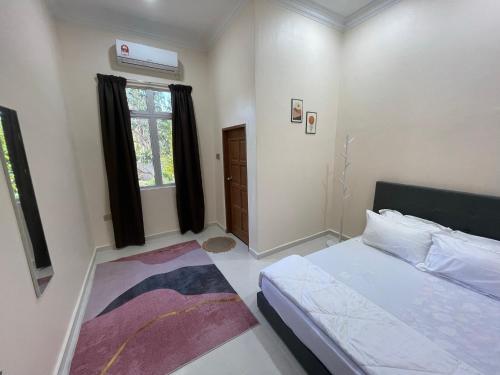 哥打巴鲁King's Cottage Homestay Kubang Kerian的一间小卧室,配有床和窗户