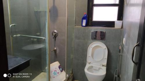 诺伊达Blessings Noida Home stay的一间带卫生间和窗户的小浴室