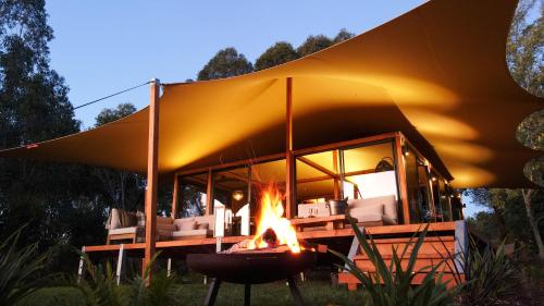 北哈夫洛克The Enchanted Retreat - Unforgettable Luxury Glamping的帐篷前有火