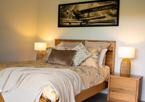 LowdenPreston Valley Shed Stay的一间卧室配有一张带2个床头柜和2盏灯的床。