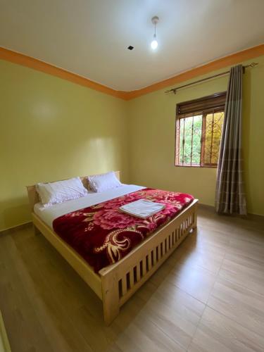 KisoroNtebeko Homestay的一间带床的卧室,位于带窗户的房间内
