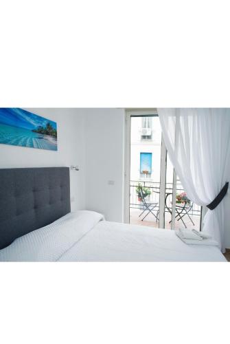 那不勒斯B&b CasaCapaldo的一间卧室设有一张床,享有阳台的景色