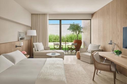 亚力卡瓦克博德鲁姆艾迪逊酒店的酒店客房设有床和客厅。