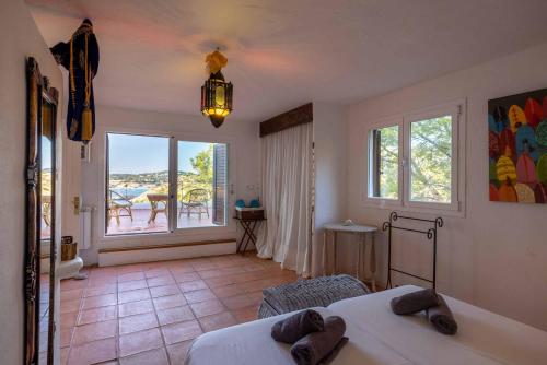 圣何塞德萨塔莱阿Villa Cala Vera的一间带两张床的卧室和一个阳台。