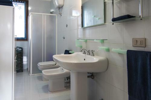 圣卡特琳娜迪纳德啾啾公寓的白色的浴室设有水槽和卫生间。