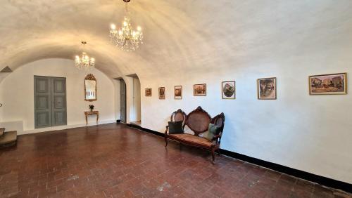 昂迪兹La tour de Pezene的一间配有沙发的客房,墙上挂有图片