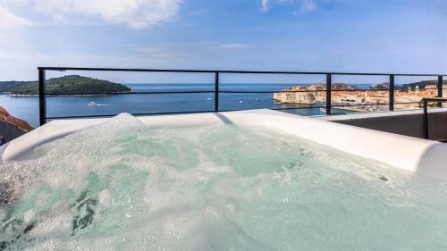 杜布罗夫尼克Dubrovnik Old Town Apartments的海洋旁的浴缸